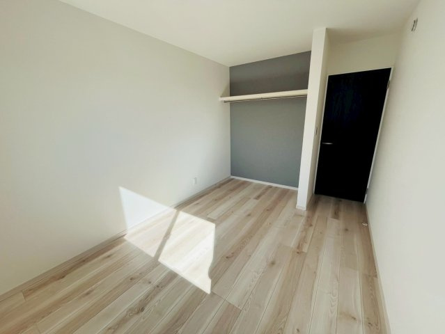 古河市西牛谷　第４期　全4邸の洋室|〇２号棟　5.9帖　洋室〇
日差しが注ぎ、心地よい空間です。各居室に収納付きで住みやすさにこだわっています！
2026年2月撮影