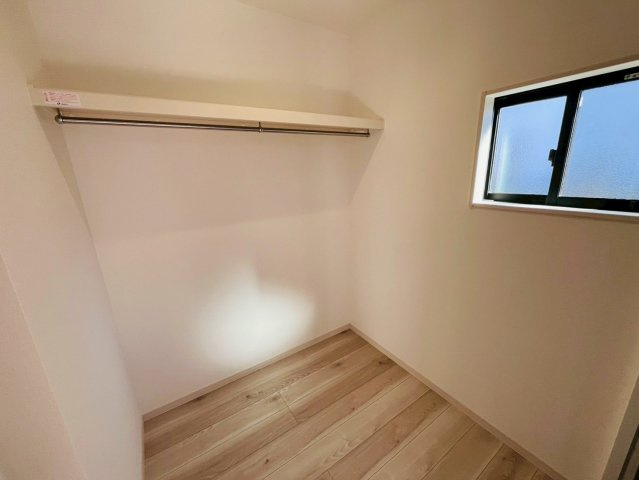 古河市西牛谷　第４期　全4邸の収納|〇２号棟　ファミリークローゼット〇
家族みんなの衣類や日用品などまとめて共有収納できるファミリークローゼット！家事時短にも活躍の空間です（＾＾）
2026年2月撮影