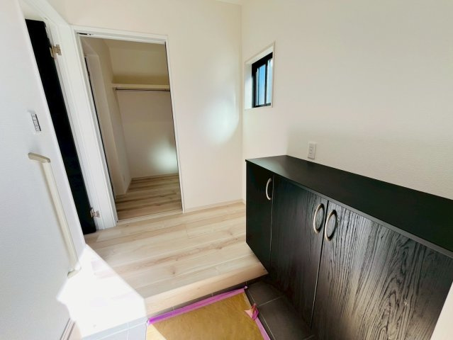 古河市西牛谷　第４期　全4邸の玄関|〇２号棟　玄関〇
お家の顔にもなる明るい玄関。シューズクロークにご家族分の靴をしまうことができるので、いつでもスッキリ綺麗な玄関を保てます♪
2026年2月撮影