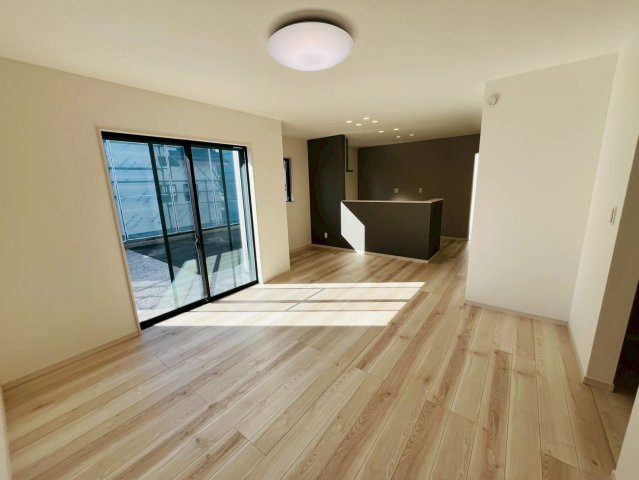 古河市西牛谷　第４期　全4邸の居間・リビング|〇２号棟　リビング〇
広々16.2帖のリビングです。窓から明るい日差しが差し込みます♪
2026年2月撮影