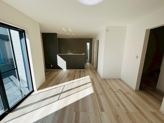 古河市西牛谷　第４期　全4邸の居間・リビング|〇２号棟　リビング〇
奥行きのあるリビング。対面キッチンなので、家族との会話を楽しみながら料理を作ることができます♪
2026年2月撮影