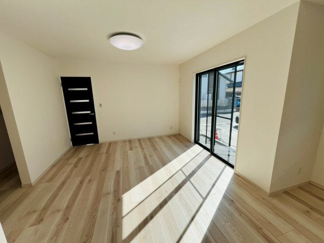 古河市西牛谷　第４期　全4邸の居間・リビング|〇２号棟　リビング〇
落ち着きのある木目調のリビング。窓から明るい日差しが差し込みます♪
2026年2月撮影