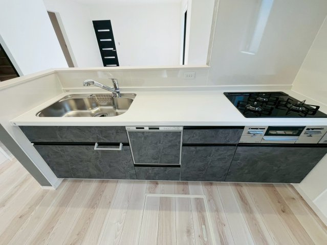 古河市西牛谷　第４期　全4邸のキッチン|〇２号棟　キッチン〇
時短、節水にもなる食洗機付きキッチン♪洗い物を気にせずに食器が使えるので、ノンストレスで楽しくお料理を作ることができます（＾＾）
2026年2月撮影