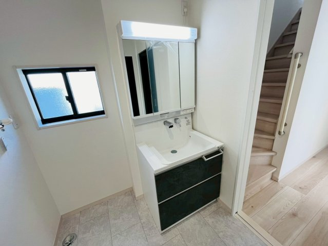 古河市西牛谷　第４期　全4邸の独立洗面台|〇２号棟　洗面所〇
明るい洗面脱衣室♪小窓があるので、換気もしっかりできます（＾＾）
2026年2月撮影