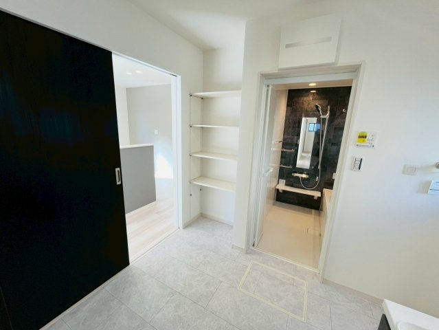 古河市西牛谷　第４期　全4邸のランドリースペース|〇２号棟　リネンスペース〇
洗面所にはリネンスペースを設けました。タオルや着替えを置いて洗面所がスッキリ片付きます♪
2026年2月撮影