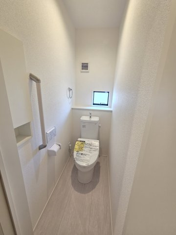 新築　太田市新田上江田町　2号棟　GRAFAREのトイレ|現地写真　トイレは洗浄機能付きです！壁面収納も嬉しいですね♪