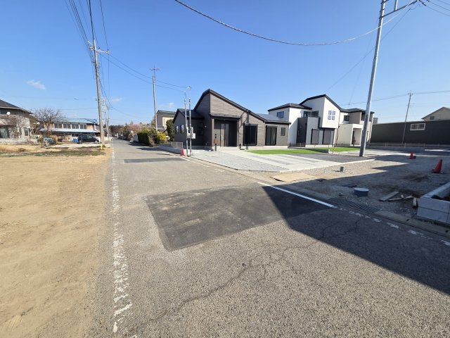 新築　太田市新田上江田町　2号棟　GRAFAREの前面道路含む現地写真|現地写真　西側前面道路幅員約5.7ｍ