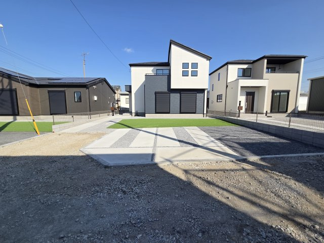 新築　太田市新田上江田町　2号棟　GRAFAREの駐車場|現地写真　駐車は建物南側に並列3台可能です！