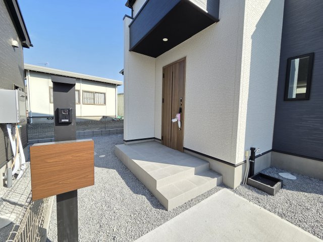 新築　太田市新田上江田町　2号棟　GRAFAREの玄関|現地写真　TVモニタードアホン付きなので防犯面も安心です！