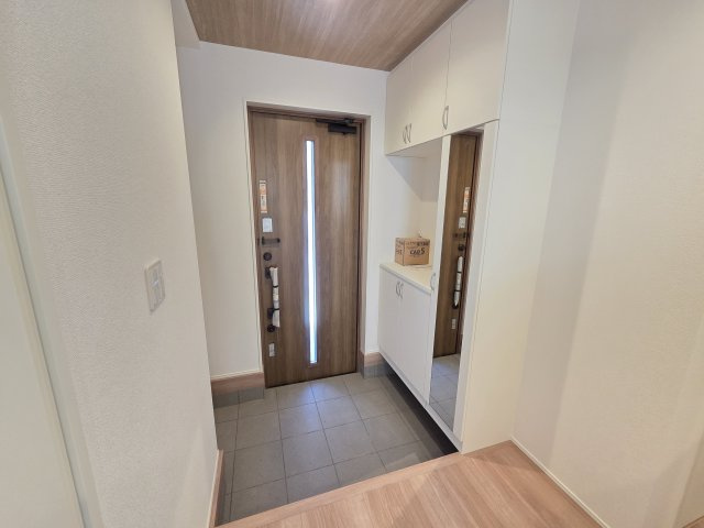 新築　太田市新田上江田町　2号棟　GRAFAREの玄関|現地写真　シューズボックスとシューズインクロークで玄関スッキリ♪