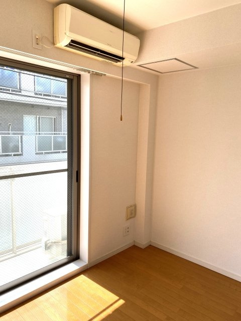 ユナイテッドグロー高田馬場の居間・リビング|フローリングでお掃除もラクラク♪（同一仕様写真）