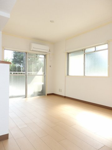 細澤マンションの居間・リビング|こちらの居間で趣味の時間をお楽しみください