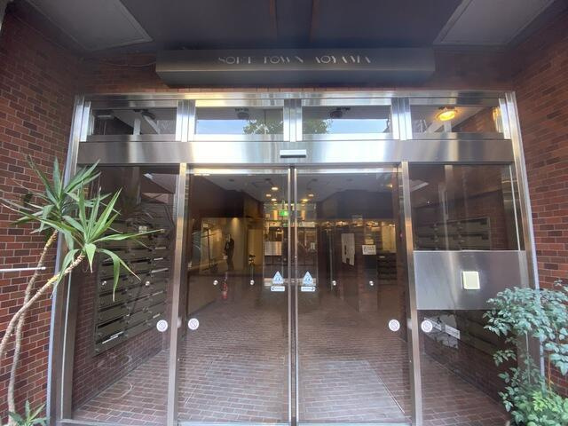 ソフトタウン青山のエントランス