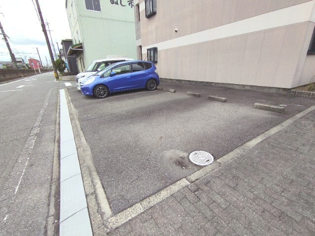 ハイウッズ針崎の駐車場