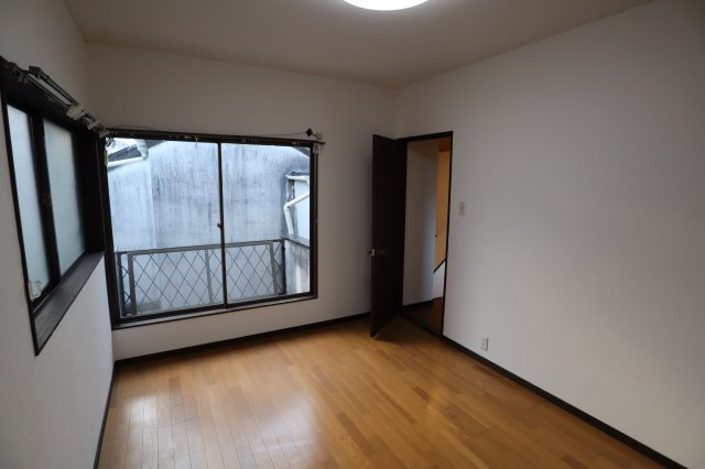 天理市柳本町貸家の洋室