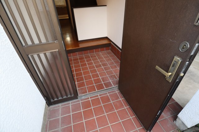 天理市柳本町貸家の玄関