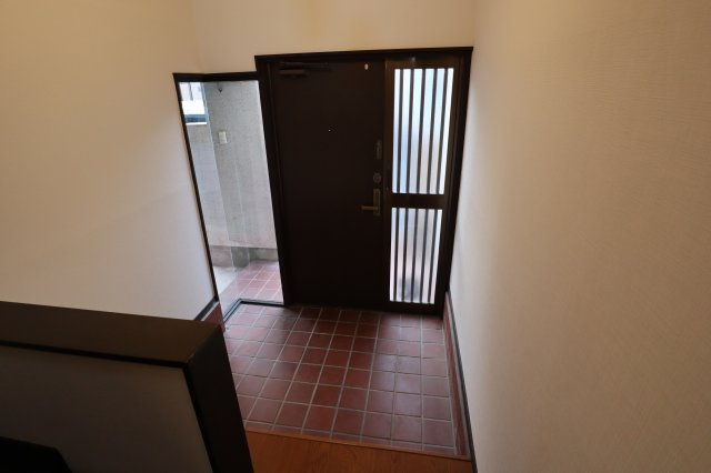 天理市柳本町貸家の玄関