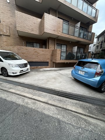 エバーグレイス塚口の駐車場