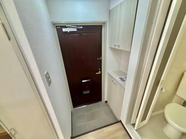 花影中村コーポの玄関