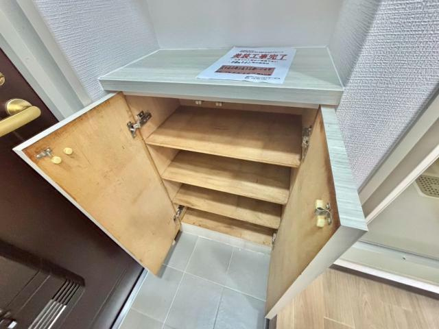 花影中村コーポの玄関