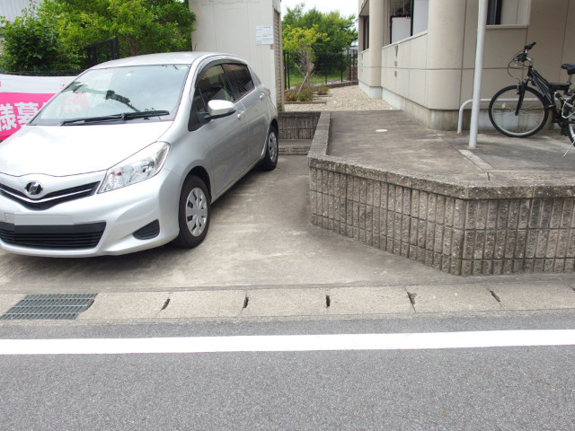 プレサス天神の駐車場