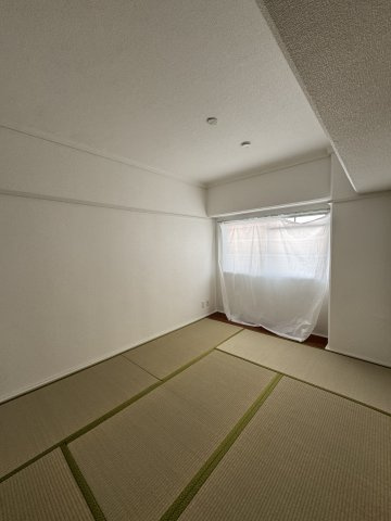 上湊川高層 1号棟の寝室|広くて明るい寝室