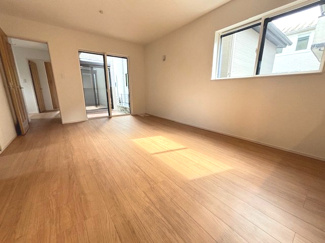 【居間・リビング】 | 廿日市市住吉（廿日市駅）全3区画　NO3【外構込み】 | 大きな窓が設置された15.5帖リビング☆　対面式のキッチンでリビングが見渡せるので、お子様やご家族の様子が見えて安心です♪