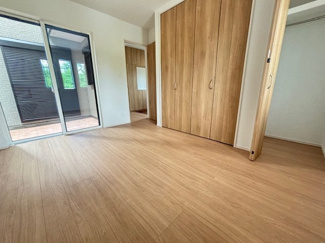 【洋室】 | 廿日市市住吉（廿日市駅）全3区画　NO3【外構込み】 | 15.5帖リビングとパティオにつながる6.2帖洋室☆クローゼットが設置されており、お部屋が広く使えます☆