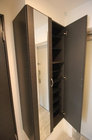 コスモスタディヒルズの玄関