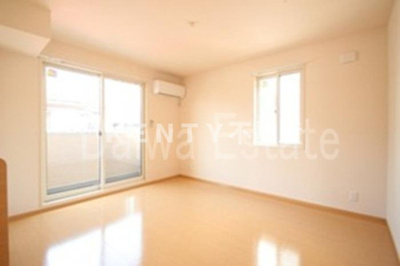 【居間・リビング】 | リベルテ大森 | こちらのリビングで趣味の時間をお楽しみください