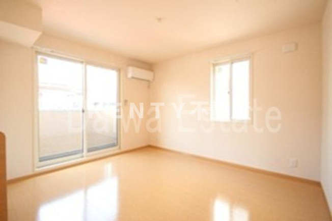 【居間・リビング】 | リベルテ大森 | こちらのリビングで趣味の時間をお楽しみください