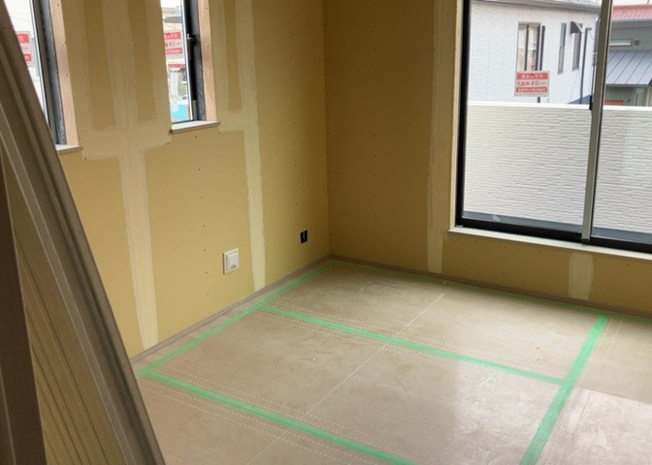 【洋室】 | 洋室のメリットは重い家具が置きやすく、身の回りが整理しやすいことです。 床がフローリングのため畳とは異なり凹みにくいです。 クローゼットなど収納が豊富で、普段使わない旅行カバンや服の整頓も簡単にです。