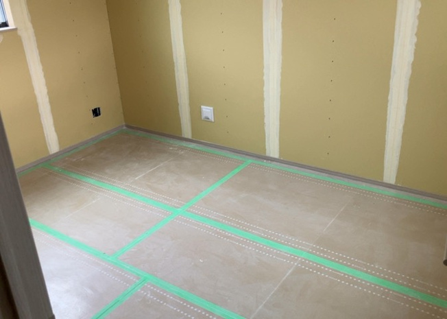 【寝室】 | 寝室でゆっくりと過ごすためにはベッド周りの適度な空間を担保することや窓の位置、照明の明るさ、寝室の広さなどを考える必要があります。自身や家族の構成とライフスタイルに併せて寝室にする部屋を選びましょう！