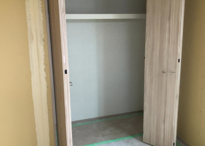 【収納】 | デザイン性を重視しすぎて収納が少なかった！なんてことにならないため、事前に現地で収納の数を確認しておくことをお勧めします。クローゼット以外にも床下収納や屋根裏収納、パントリーなどもチェックしましょう。