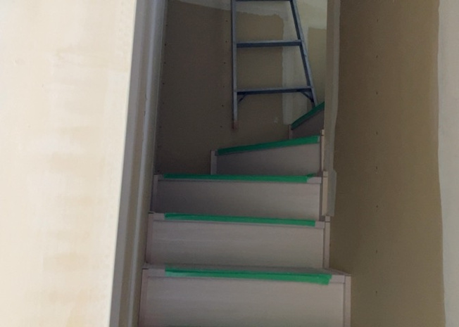 【内装】 | 建物の上下階の通路である階段は、その位置によって動線や室内の印象が大きく左右されます。手摺にも重要な役割があり、転倒の防止・歩行や動作を円滑にして日常生活を支えることを主な目的として設置されています。