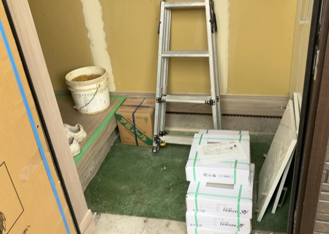 【玄関】 | 玄関は家の顔でもあり、家族以外の目にも止まる場所です。玄関は外との間を仕切る扉、靴などをしまっておく収納スペース、靴脱ぎのたたきスペース、来客とのやり取りをするドアホンなど複数のアイテムからなります。