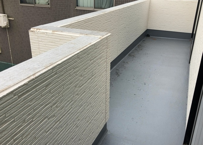 【バルコニー】 | バルコニーは、室外の専用スペースのうち、「屋根がなく開放された空間」であるものを指します。ベランダより広いタイプのものが多く、日当たりもよいため家庭菜園などを楽しみたい人にとって適した環境となります。