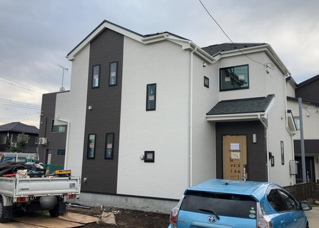 【外観】 | ついに完成致しました！現地をご見学に行く際は、道路の幅や周辺の交通量、施設などをご確認頂くことをおすすめします！物件の流れが早いため、内見をしたい方はお早めに当社営業までお問い合わせ頂きご予約下さい！