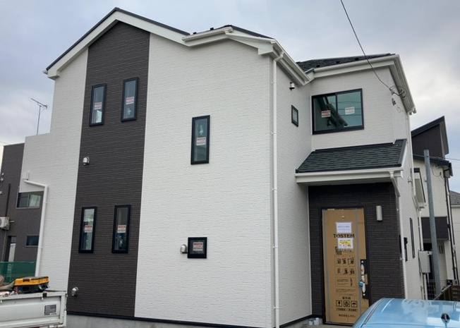 【外観】 | 住宅用の土地では前面道路に2m以上接していなければならないと法律で定められています。しかし、お持ちの車のサイズやライフスタイルなどにより、2mでは利便が悪い場合もございますので、事前に確認しましょう。