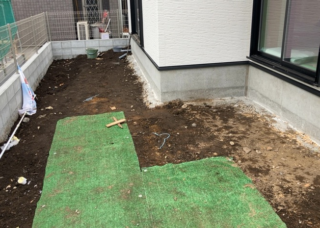 【庭】 | 庭があることでガーデニングや家庭菜園はもちろん、こどもの遊び場やペットを放して遊ぶことができます。また、家の周囲に余裕があるということです。隣地との間があれば、十分な日当たりと、風通しが確保できます。