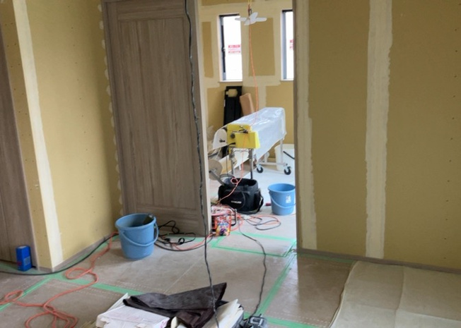 【居間・リビング】 | L型アイランドタイプは、キッチンからダイニングにもリビングにも目が行き届くので、とても使いやすい配置です。L字型独立タイプは、キッチンを独立させてるためLDKというよりもLDといった様なイメージです。