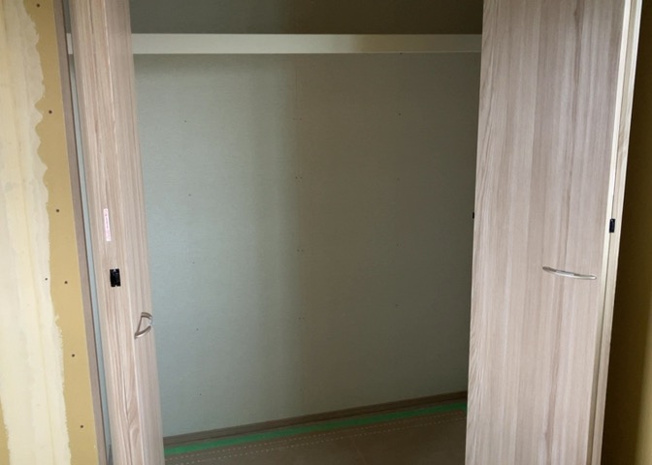 【収納】 | ウォークインクローゼットがあれば、クローゼット内でコーディネートが完成できますし、季節の変わり目に行う衣替えの手間も省けます。また、スーツケースなど大きいものもしまうことができ使い勝手がよいです。