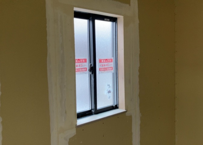 【内装】 | サッシとは、ガラス窓に使用される金属製の窓枠のことです。一般的に住宅建築では、金属製建具工事の段階で備え付けるもので、ガラス類や玄関、バスルームのスチール製のドアなどと同じタイミングで工事を行います。