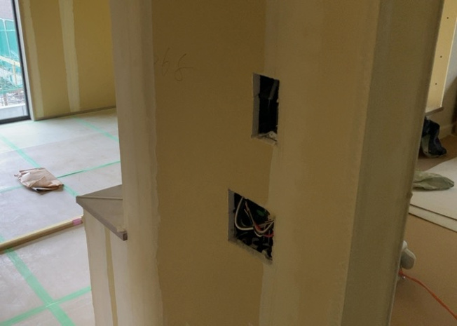 【セキュリティ】 | モニターで来訪者を確認して、目的が分からない場合はインターホンを通じて室内から会話することができます。怪しいと感じた場合はインターホン越しにお帰りいただくことができるので、直接会うことがなく安全です。