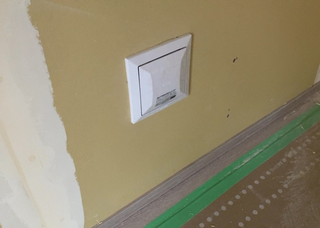 【冷暖房・空調設備】 | 1日中建物内の換気が行われるように設計された仕組みです。気密性の高い住宅は、家に籠った空気でシックハウス症候群になる可能性がありますが、24時間換気システムであれば計画的な換気で対策が可能です。