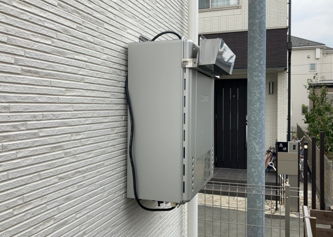 【発電・温水設備】 | 省エネ給湯器とは従来型の給湯器より熱効率が高く、少ない燃料でたくさんのお湯を沸かすことが出来る高効率な給湯器のことを指します。また、省エネ給湯器には種類があり、利便性や効果なども様々です。