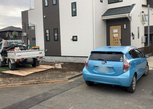 【前面道路含む現地写真】 | お持ちの車種によっては前面道路が広い方が便利でしょう。しかし、前面道路が広ければその分交通量が多くなるため、騒音などが気になる場合があります。実際に現地を見学し、周辺交通量や騒音などを確認しましょう！