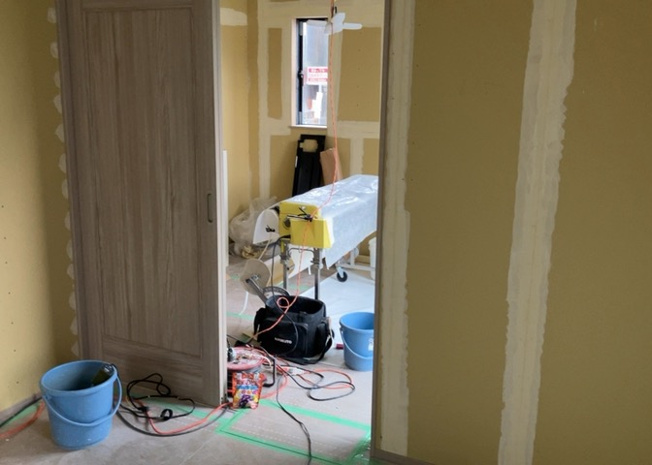 【居間・リビング】 | 直線タイプはLとDKを一直線に並べた形で対面キッチンのタイプです。一般的なのでよく見かけるかもしれません。直線タイプに似た直接アイランドタイプは、キッチンとダイニングの間に壁がない分広く感じられます。