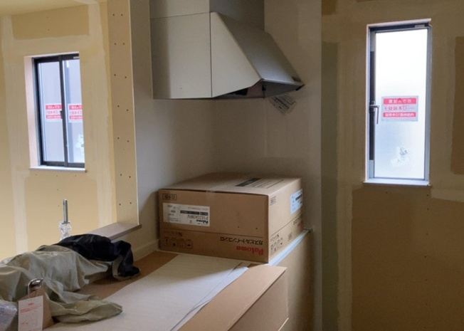 【キッチン】 | 標準的なシステムキッチンの横幅は、165cm～300cm程度です。2100・2400・2550・2700などミリ単位で表記されます。普段どのように料理をするのかを想定しながら合ったサイズを選びましょう