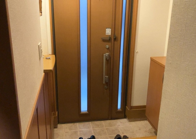 【玄関】 | 玄関は家の顔でもあり、家族以外の目にも止まる場所です。玄関は外との間を仕切る扉、靴などをしまっておく収納スペース、靴脱ぎのたたきスペース、来客とのやり取りをするドアホンなど複数のアイテムからなります。